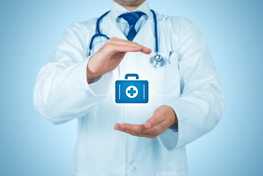 Médico protegiendo un maletín de primeros auxilios, símbolo de gastos médicos