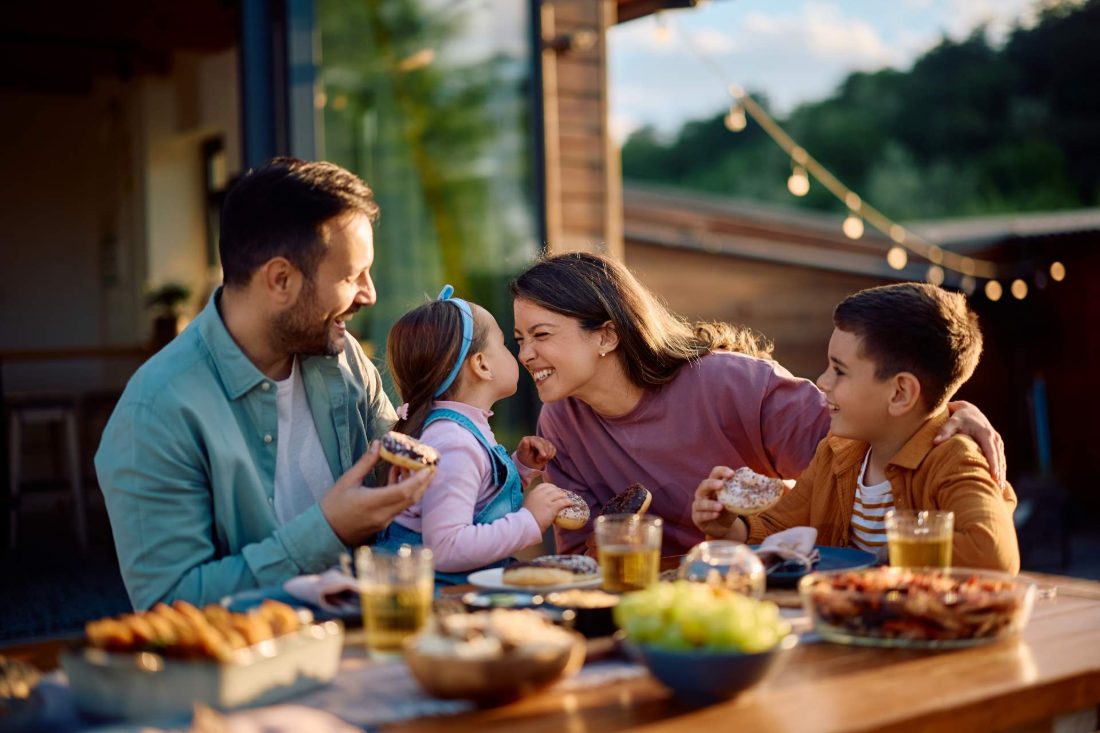 Familia disfrutando juntos, protegida por su seguro